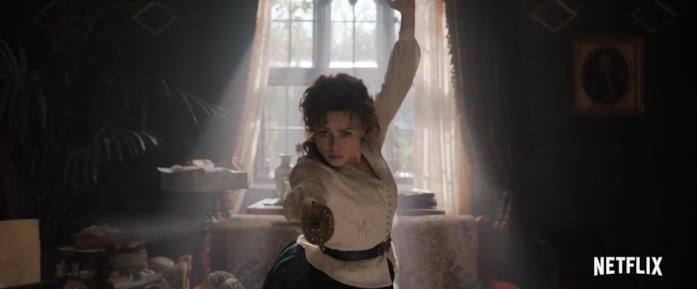 Helena Bonham Carter è Eudoria Eudoria, la madre di Enola Holmes, mentre si allena con una spada