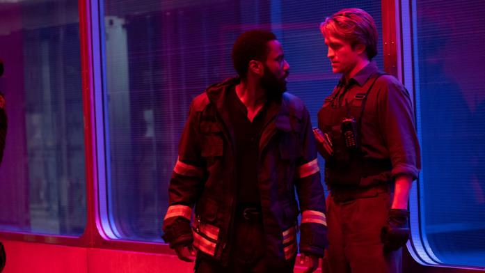 Tenet I protagonisti del film illuminati da una luce rossa
