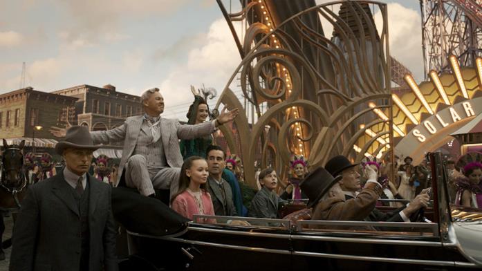 Una scena di Dumbo L'arrivo dell'imprenditore V.A. Vandevere e dell'acrobata Colette Marchant al circo