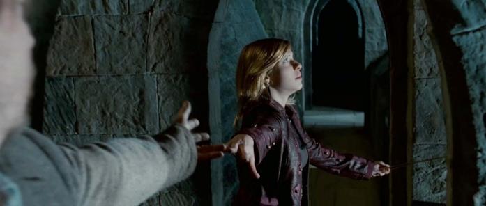 Tonks e Lupin Tonks e Lupin si tengono per mano prima della Battaglia di Hogwarts