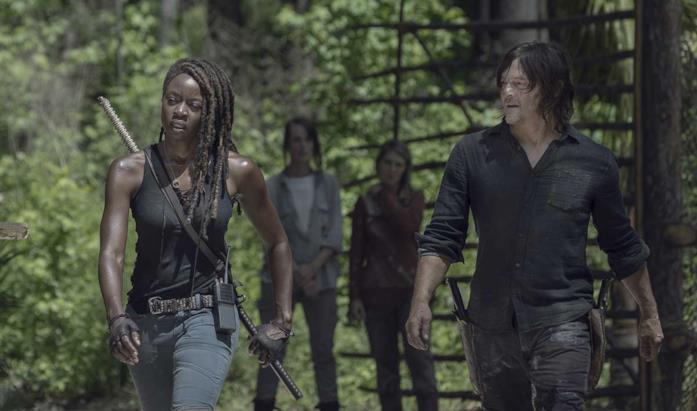 The Walking Dead chiuderà tra due stagioni? Dana Gurira e Norman Reedus in The Walking Dead