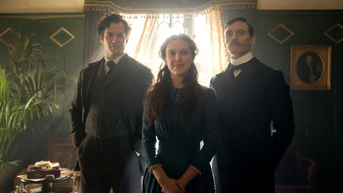 Enola Holmes, il film Netflix con Millie Bobby Brown, Sam Claflin e Henry Cavill Millie Bobby Brown, Sam Claflin e Henry Cavill sul set di Enola Holmes