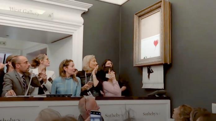 Un evento in cui sono state vendute alcune opere di Banksy L'opera di Banksy viene distrutta dal'artista, grazie a un meccanismo inserito nella cornice