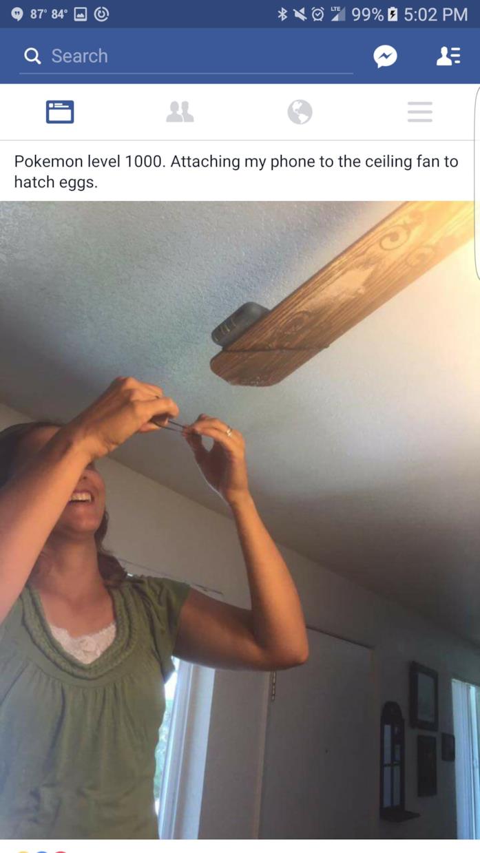 Pokémon GO: il trucco del ventilatore da soffitto Una giocatrice di Pokémon GO fissa lo smarphone a un ventilatore da soffitto