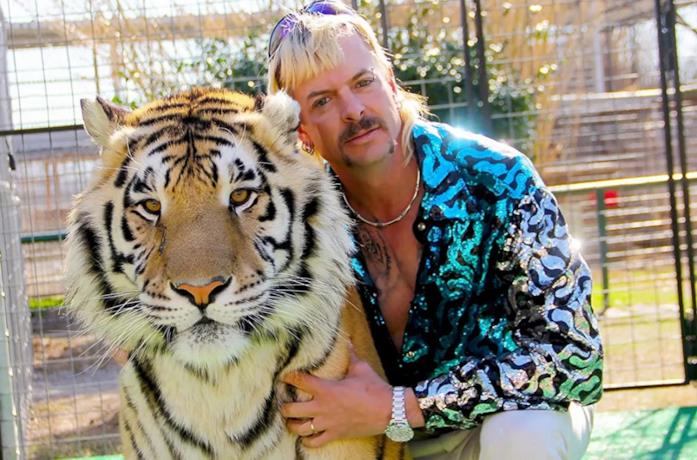 Primo piano di Joe Exotic con una tigre