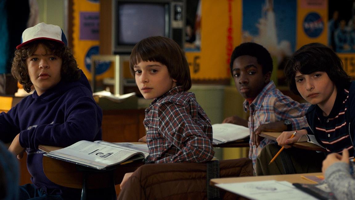 Dustin, Will, Lucas e Mike in classe insieme in una scena della prima stagione