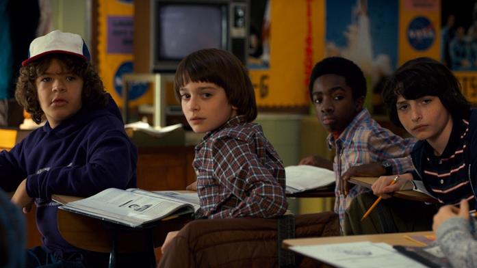 Dustin, Will, Lucas e Mike in classe insieme in una scena della prima stagione