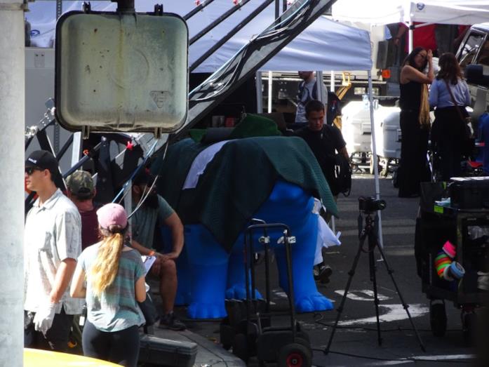 Un fantoccio dalle sembianze di Lockjaw, animato in seguito completamente in CGI Un'immagine dal set di Marvel's Inhumans