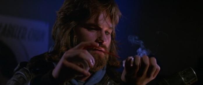 Kurt Russell è il protagonista del film McReady prepara il test per scoprire chi è infettato dalla cosa