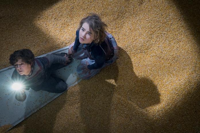 I due ragazzini protagonisti di Un posto tranquillo Noah Jupe e Millicent Simmonds nella scena del silos