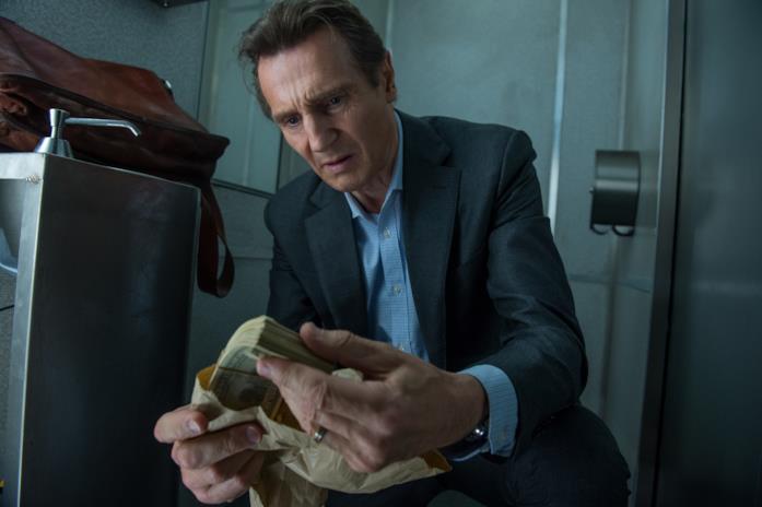 Liam Neeson Liam Neeson osserva una mazzetta di dollari