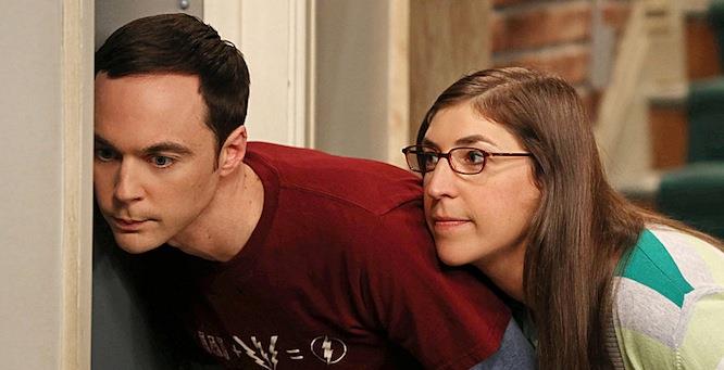 Sheldon e Amy fuori dalla porta Sheldon e Amy origliano alla porta