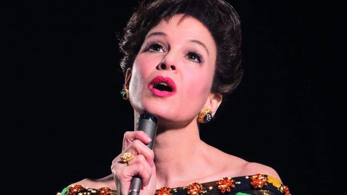 Judy Garland - Film Una scena del film Judy con Renée Zellweger al microfono