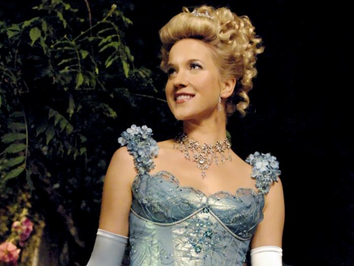 Jessy Schram è Cenerentola in Once Upon A Time Jessy Schram è Cenerentola in C'era una volta