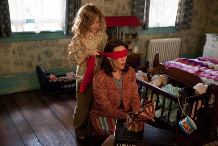 The Conjuring, la scena del gioco battimani è una delle più inquietanti Carolyn e sua figlia giocano a battimani in The Conjuring
