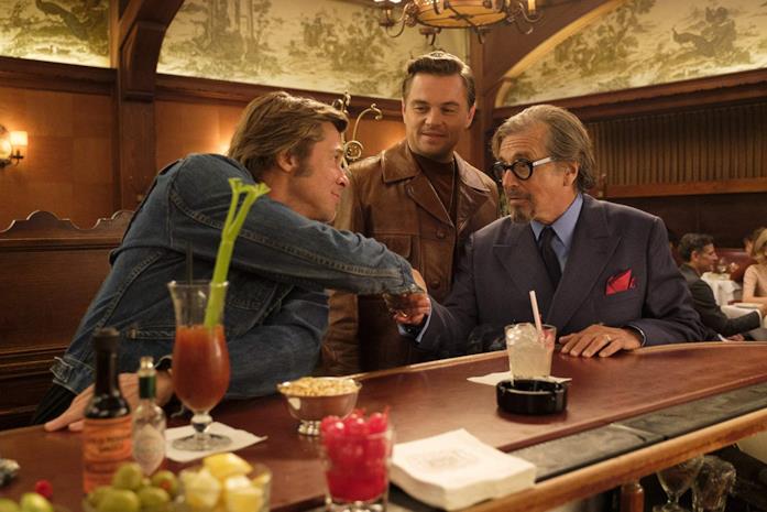 C'era una volta a Hollywood, una scena memorabile è stata improvvisata sul set Brad Pitt, Leonardo DiCaprio e Al Pacino in una scena del film C'era una volta a Hollywood