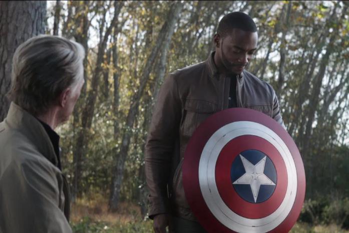 Il personaggio di Falcon, interpretato da Anthony Mackie con lo scudo di Cap