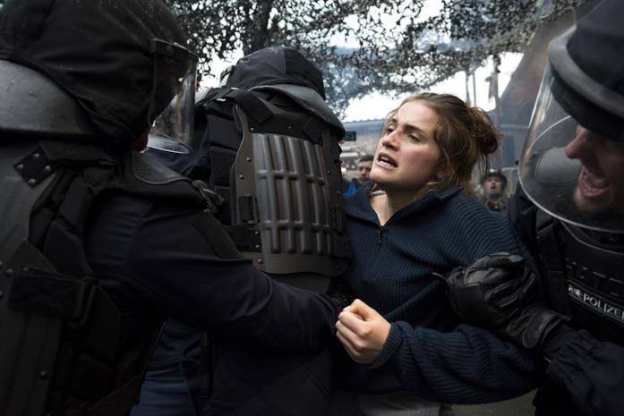 E domani il mondo intero: il film tedesco di Netflix che esplora violenza e antifascismo Mala Emde in una scena del film E domani il mondo intero