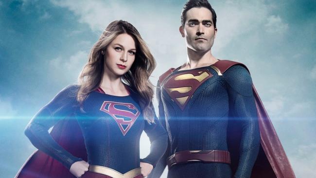 Supergirl e Superman nel poster della seconda stagione dello show
