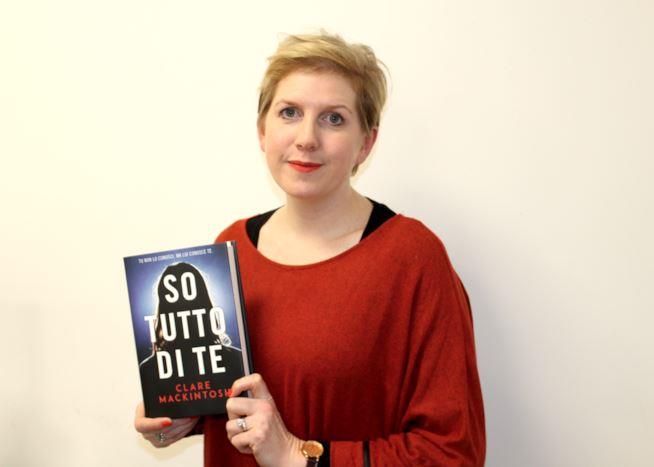 Clare Mackintosh con il libro italiano So tutto di te