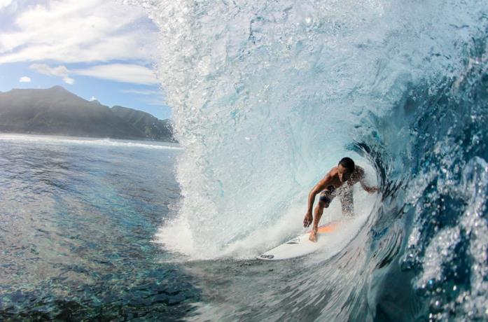Hira Teriinatoofa in surf in uno dei film di NDG Cinema