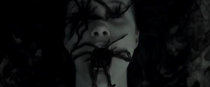 Hallie Knudsen è vittima di una della allucinazioni dello Slender Man Julia Goldani Telles interpreta Hellie Knudsen