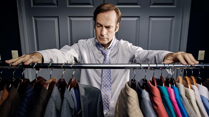Better Call Saul Una scena con James McGill in Better Call Saul davanti alle camicie e giacche