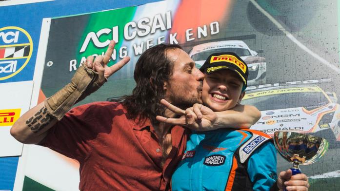 Veloce come il vento, storia di riscatto personale su quattro ruote Stefano Accorsi in una scena del film