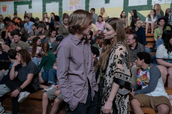 Cercando Alaska: Miles e Alaska alla partita nell'episodio 3 Cercando Alaska: Miles e Alaska