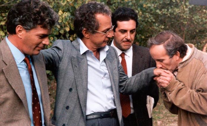 Il camorrista, Giuseppe Tornatore porta al cinema la figura di Cutolo Ben Gazzara e Nicola Di pinto in una scena del film
