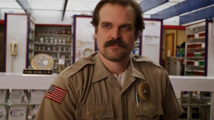 David Harbour sorridente in Stranger Things
