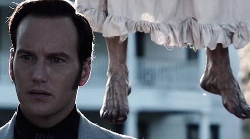 The Conjuring, Bathsheba ha perseguitato gli inquilini I piedi della strega impiccata alle spalle di Ed in una scena di The Conjuring
