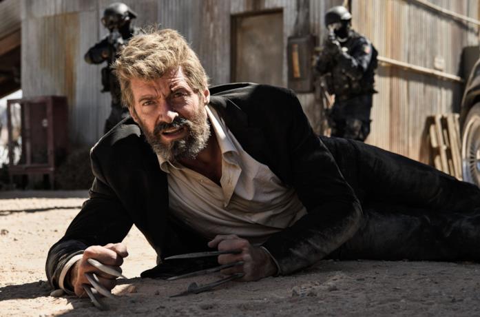Wolverine a terra con gli artigli di adamantio in una scena di Logan
