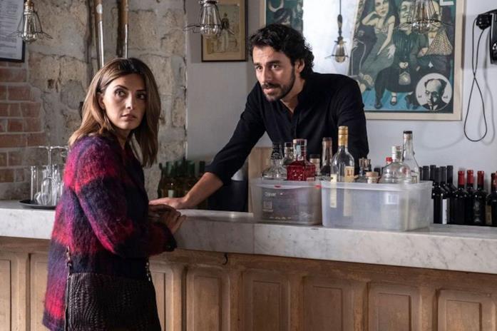 Tutte le ambientazioni di Mina Settembre Una scena girata all'interno del bar di Chiaia scelto per Il Locale