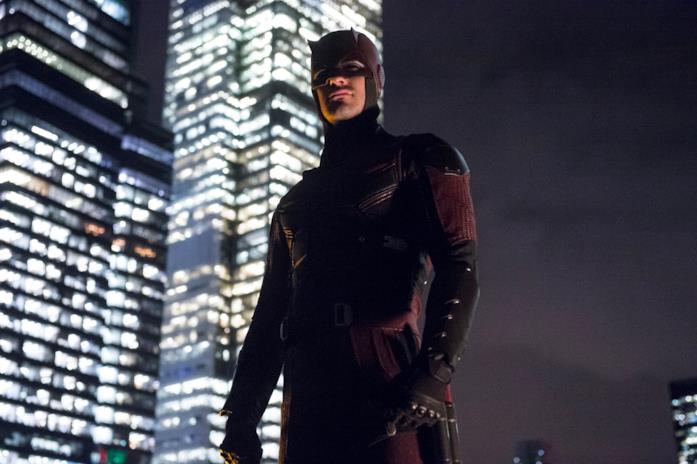 Matt Murdock scruta Hell's Kitchen dai tetti in Daredevil Charlie Cox nei panni di Daredevil nell'omonima serie