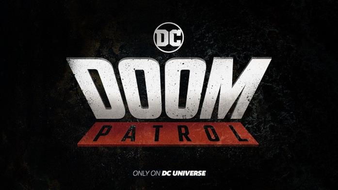 Titolo della serie Doom Patrol in primo piano con logo DC e advertisement in basso