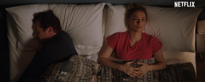 Dennis e Andrea in una scena del film Iliza Shlesinger e Ryan Hansen a letto