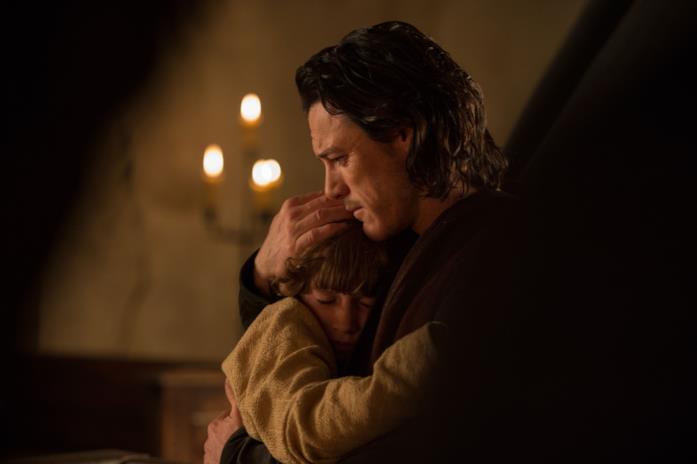 Vlad e il figlio Ingeras Vlad (Luke Evans) abbraccia il figlio Ingeras (Art Parkinson)