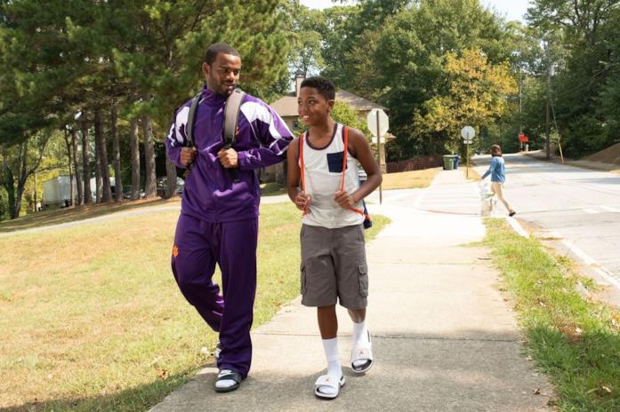 Una scena di Safety: Sempre al tuo fianco Ray e Fahmarr passeggiano a Clemson