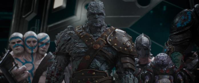 Korg in primo piano e Hajo sullo sfondo in una scena di Thor: Ragnarok Taika Waititi interpreta Korg e Hajo in Thor: Ragnarok