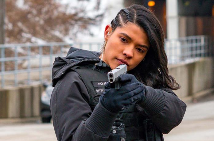La poliziotta Vanessa Rojas stringe in mano una pistola