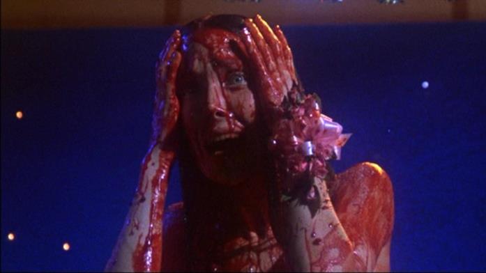 Carrie - Lo sguardo di Satana, di Brian De Palma (1976) Sissy Spacek (Carrie) ricoperta di sangue dopo uno scherzo crudele dei suoi compagni di scuola al ballo.