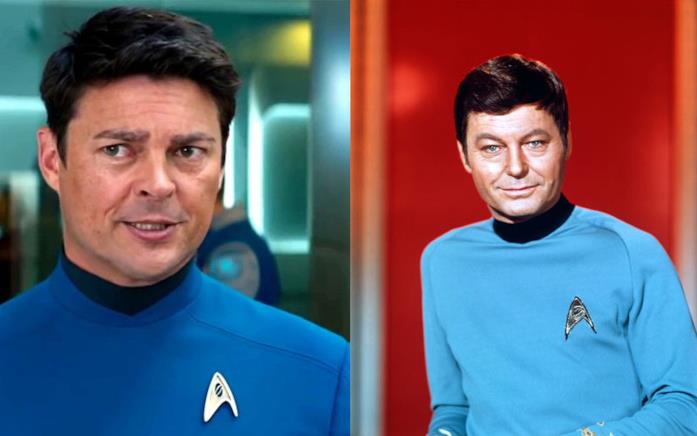 Karl Urban è Leonard McCoy Karl Urban e DeForest Kelley in Star Trek