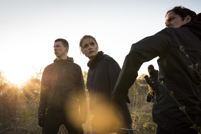 E domani il mondo intero: il film tedesco di Netflix che esplora violenza e antifascismo Tonio Schneider, Mala Emde e Noah Saveedra in una scena del film E domani il mondo intero