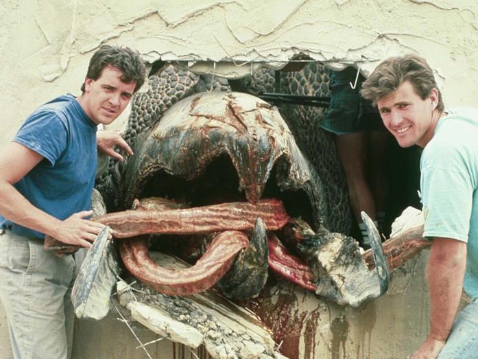 Tremors compie 30 anni: 10 cose da sapere sul monster movie di Ron Underwood Tom Woodruff e Alec Gillis con un Graboid sul set di Tremors