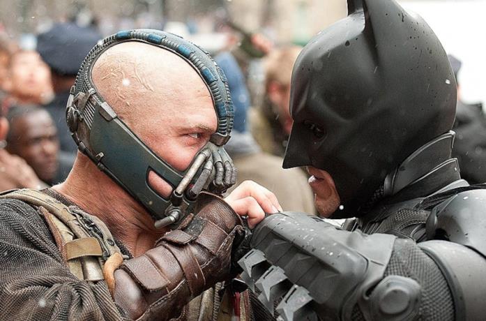 Batman contro Bane in un'immagine de Il Cavaliere Oscuro - Il Ritorno