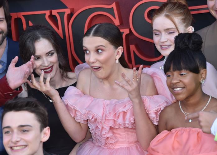 Millie Bobby Brown e il cast di Stranger Things scherzano alla prima