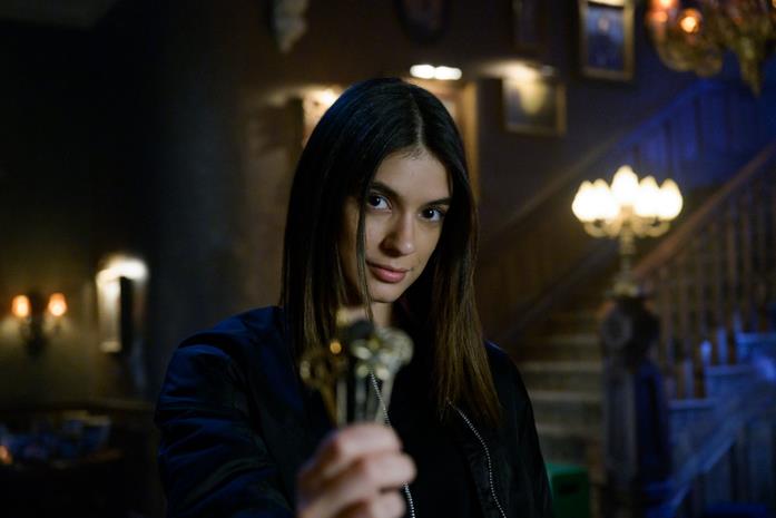 Laysla De Oliveira è Dodge, un personaggio della serie TV Locke & Key Dodge stringe tra le mani alcune chiavi