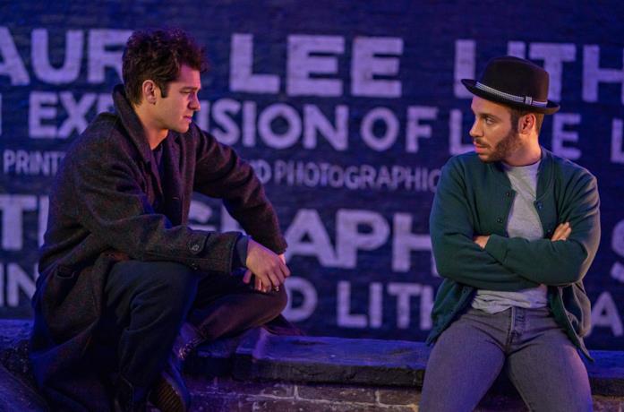 Andrew Garfield e Robin de Jesús in una scena del film Tick, Tick... Boom!