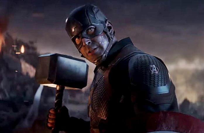 Capitan America impugna il Mjolnir in Avengers: Endgame